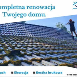 Pracownik w uprzęży i kasku ochronnym czyści dach z mchu za pomocą myjki ciśnieniowej, widoczne efekty czyszczenia na ciemnej dachówce.