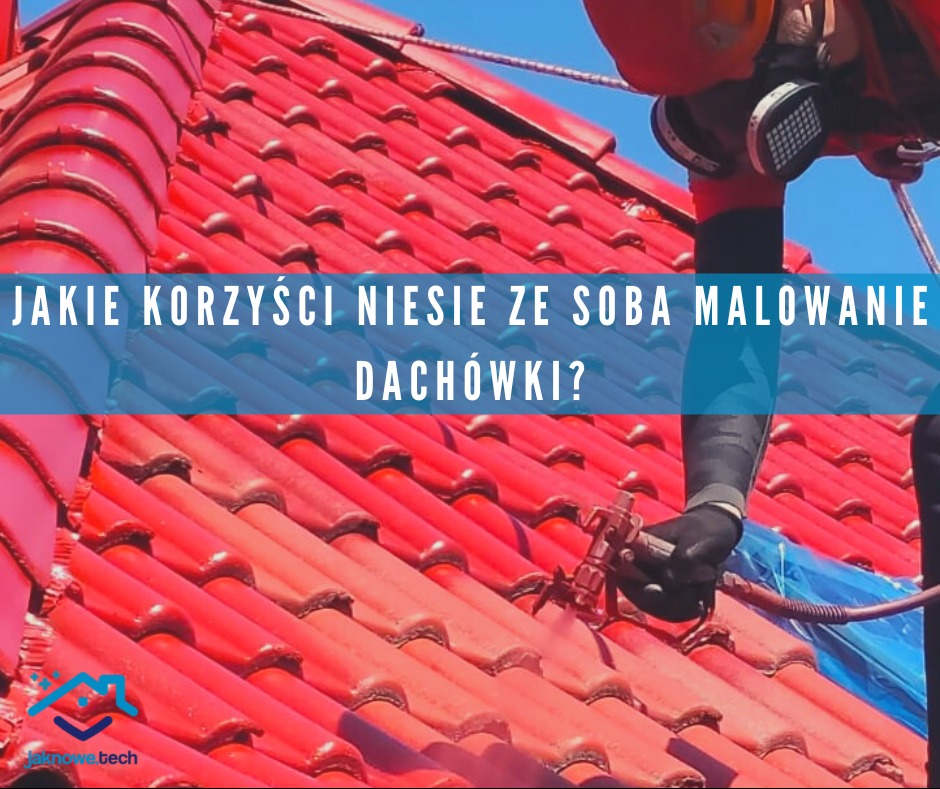 Malowanie czerwonej dachówki ceramicznej pistoletem natryskowym przez pracownika w kombinezonie ochronnym i masce, widoczne zabezpieczenia na dachu.