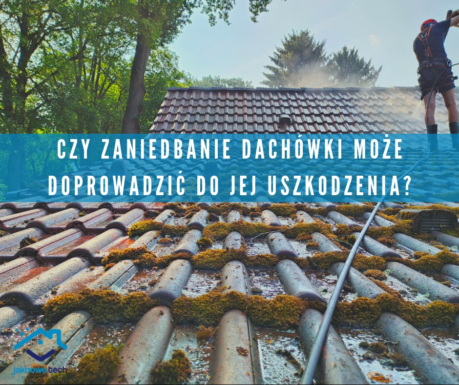 Czyszczenie dachówki pokrytej mchem przy użyciu myjki ciśnieniowej, widoczny pracownik w uprzęży, tekst reklamowy na zdjęciu.