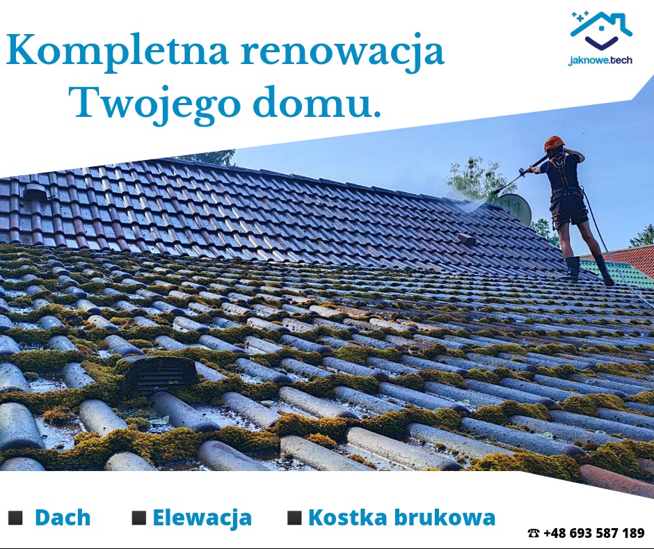 Pracownik w uprzęży i kasku ochronnym czyści dach z mchu za pomocą myjki ciśnieniowej, widoczne efekty czyszczenia na ciemnej dachówce.