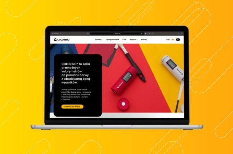 Laptop wyświetla stronę internetową Colorino prezentującą przenośne kolorymetry do pomiaru barwy, z paletą kolorów i pędzlem w tle na żółtym tle.