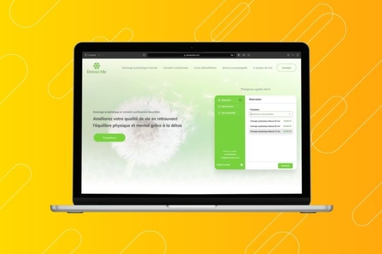 Laptop wyświetla stronę internetową Detox-Me z formularzem rezerwacji usług, utrzymaną w zielonej kolorystyce, na tle pomarańczowego gradientu.