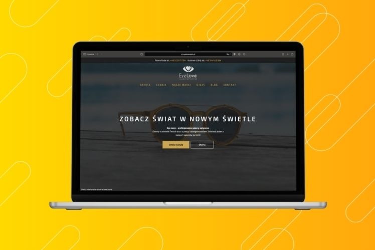 Laptop wyświetla stronę internetową salonu optycznego EyeLove z hasłem 'Zobacz świat w nowym świetle' na tle okularów przeciwsłonecznych. Żółte tło z zaokrąglonymi kształtami.