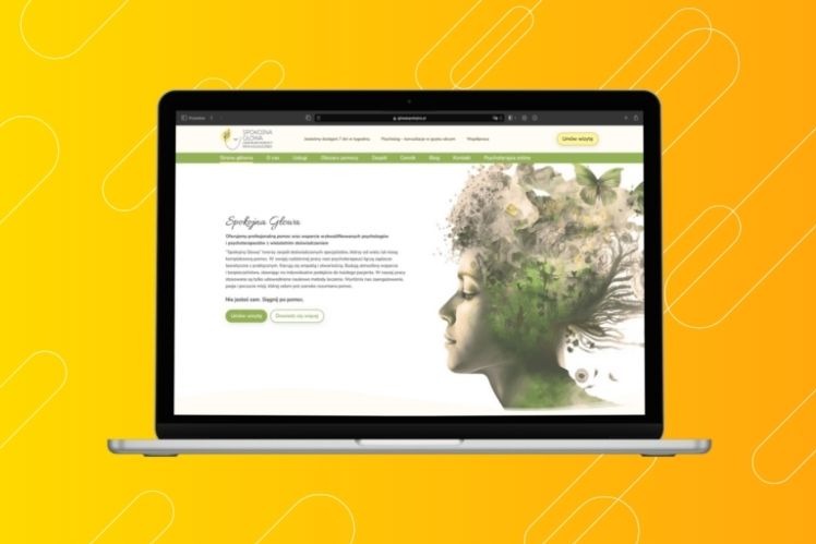 Laptop wyświetla stronę internetową 'Spokojna Głowa' z motywem profilu kobiety, której włosy przechodzą w roślinność i motyle na żółtym tle.