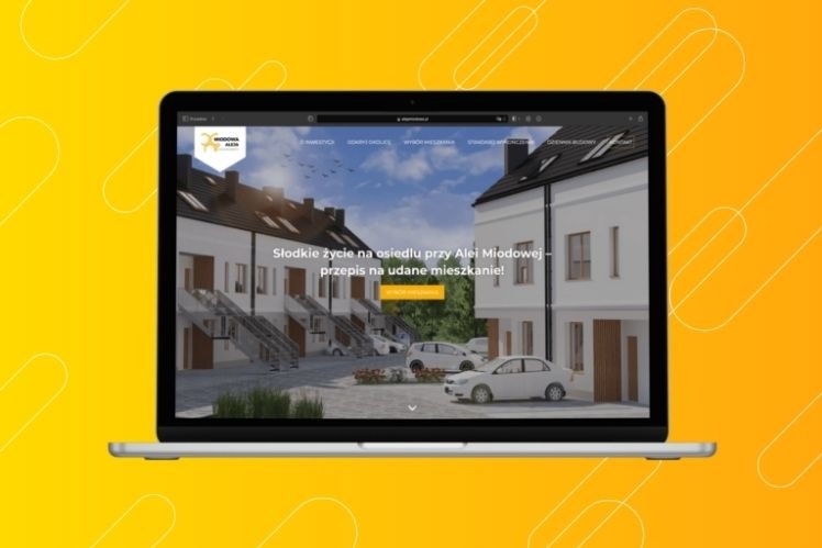 Ekran laptopa wyświetla stronę internetową prezentującą wizualizację osiedla domów szeregowych z samochodami na podjeździe, pod błękitnym niebem. Strona zawiera hasło 'Słodkie życie na osiedlu przy...