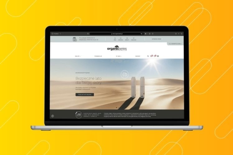 Laptop wyświetla stronę internetową marki Organic Series z motywem pustynnym i dwoma produktami kosmetycznymi na pierwszym planie, na tle żółte gradientowe tło.