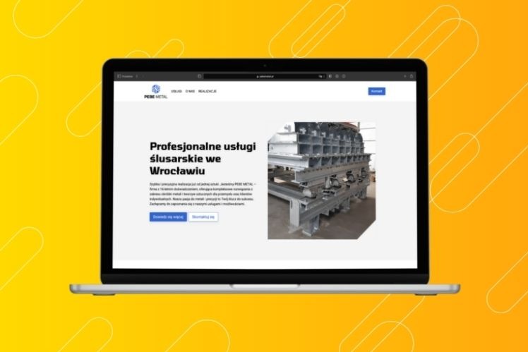 Laptop wyświetla stronę internetową firmy PEBE METAL prezentującą profesjonalne usługi ślusarskie we Wrocławiu, z wyraźnym zdjęciem konstrukcji metalowej na stronie.