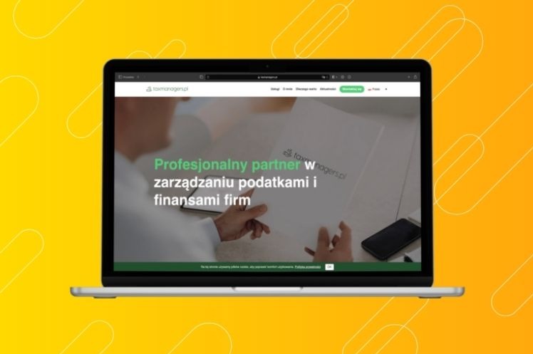 Laptop wyświetla stronę internetową taxmanagers.pl z hasłem 'Profesjonalny partner w zarządzaniu podatkami i finansami firm', obok leży smartfon i dokument.