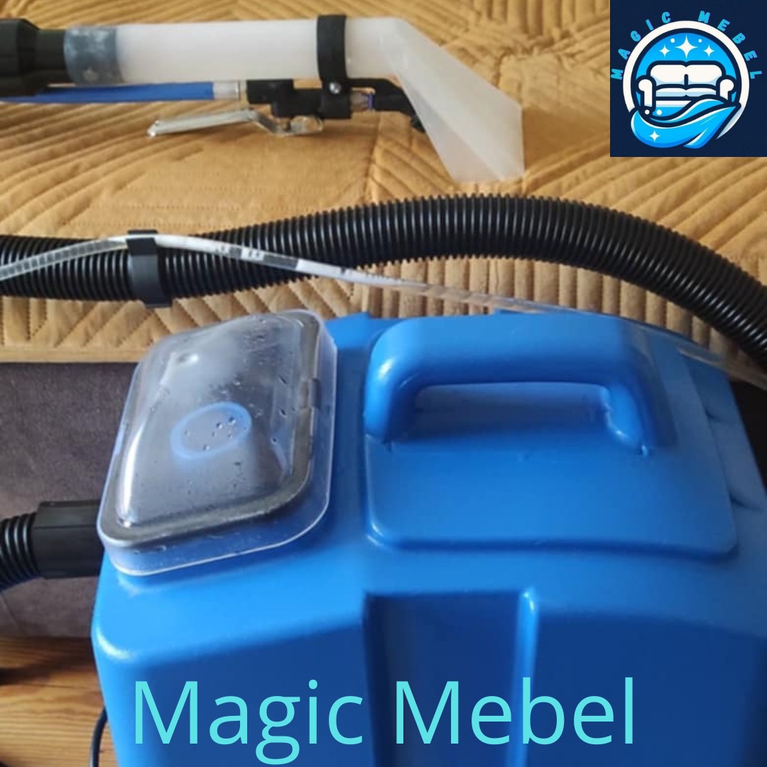 Niebieski odkurzacz piorący z przezroczystym zbiornikiem na wodę i dyszą czyszczącą, leżący na brązowej kanapie. W prawym górnym rogu logo firmy Magic Mebel.