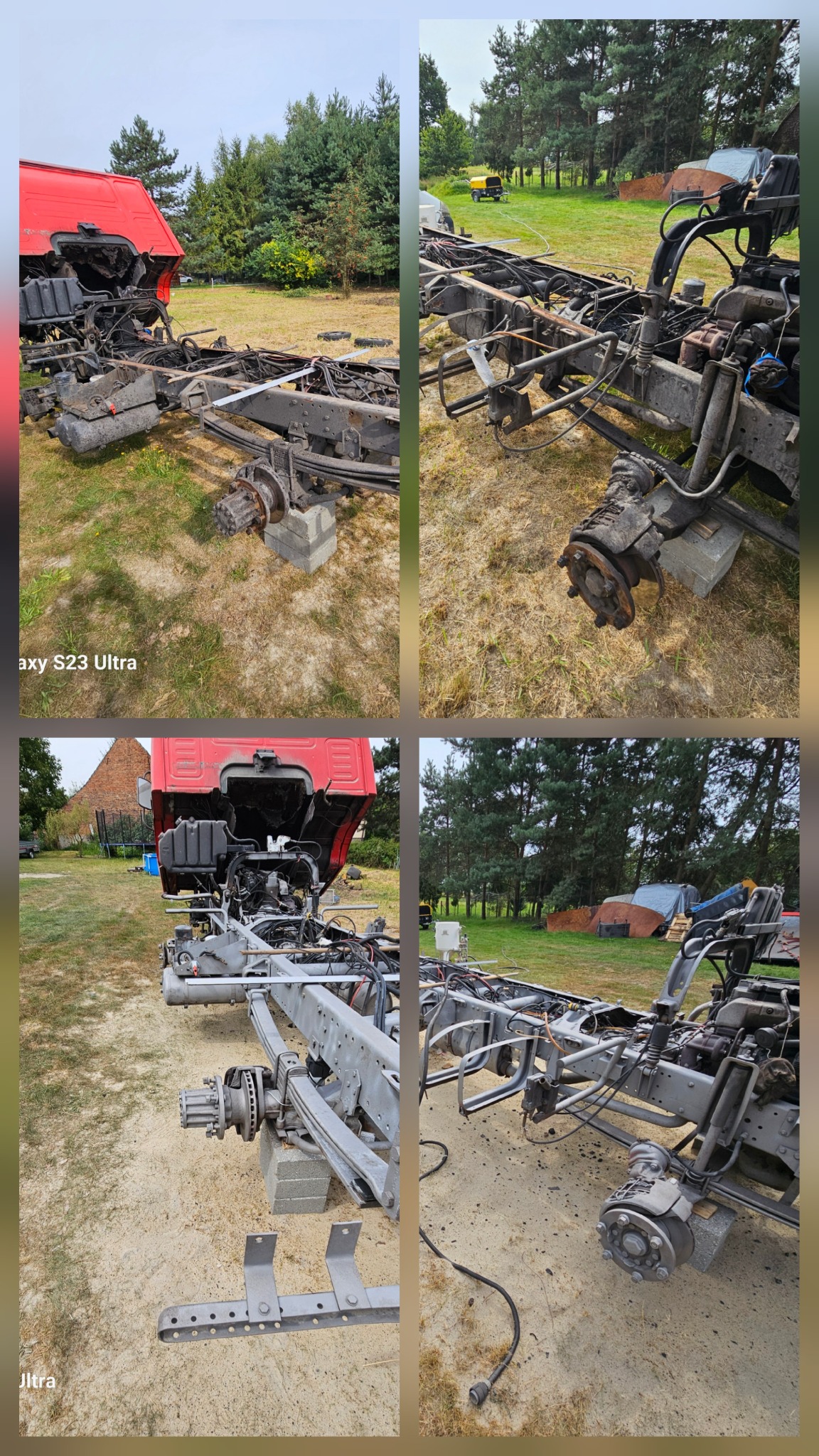 Częściowo rozebrana rama ciężarówki na zewnątrz, wsparta na betonowych blokach, z widocznymi elementami zawieszenia i silnika, przygotowana do renowacji.