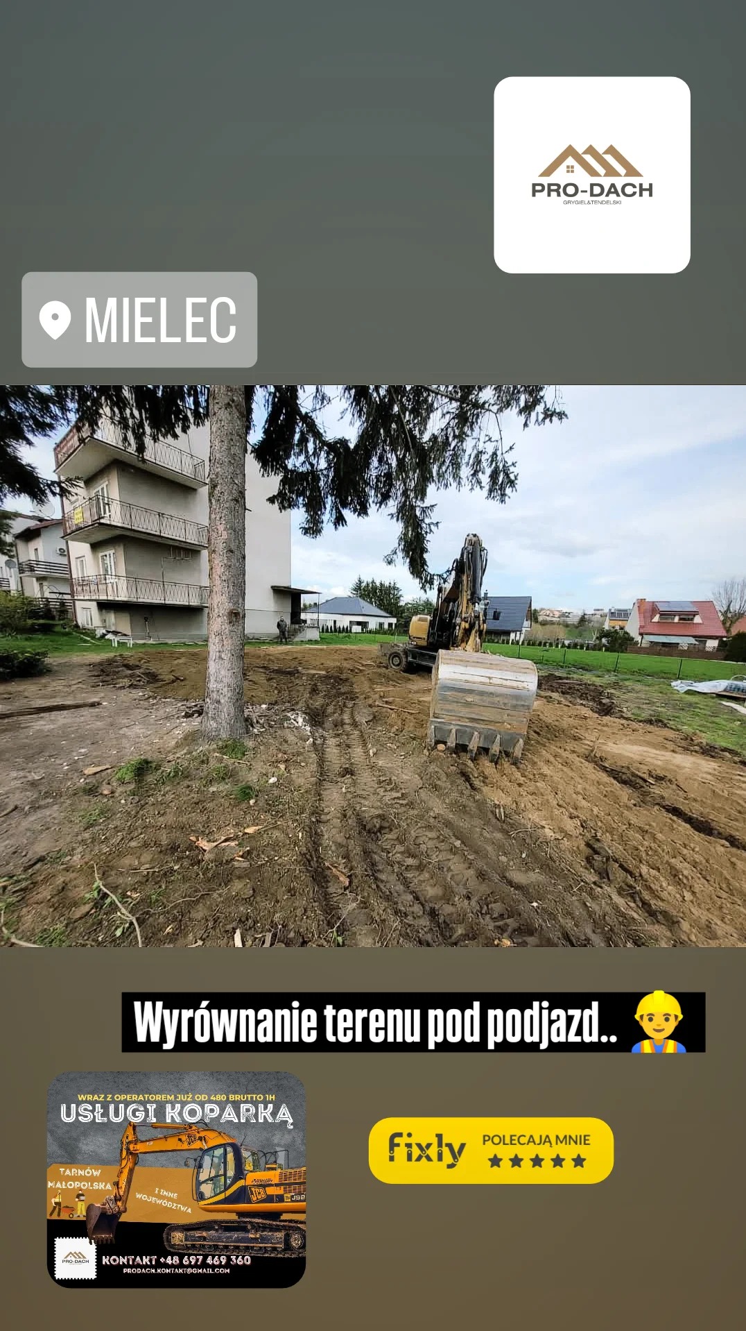 Żółta koparka na placu budowy, wyrównywanie terenu pod przyszły podjazd, widoczne ślady opon na ziemi, w tle budynek mieszkalny i drzewa.