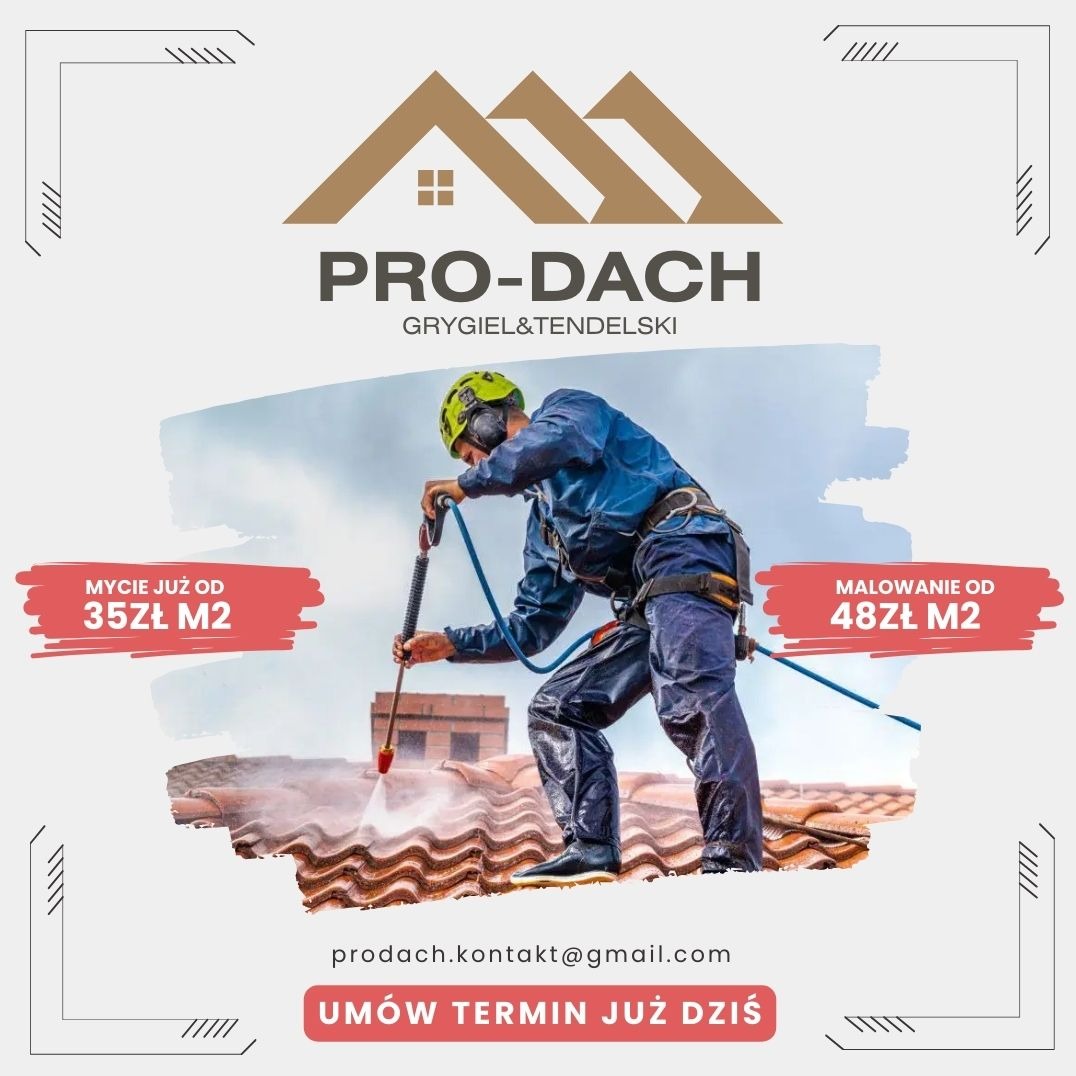 Pracownik w kombinezonie i kasku myje dachówkę ceramiczną za pomocą myjki ciśnieniowej, na tle reklama z ofertą mycia i malowania dachów