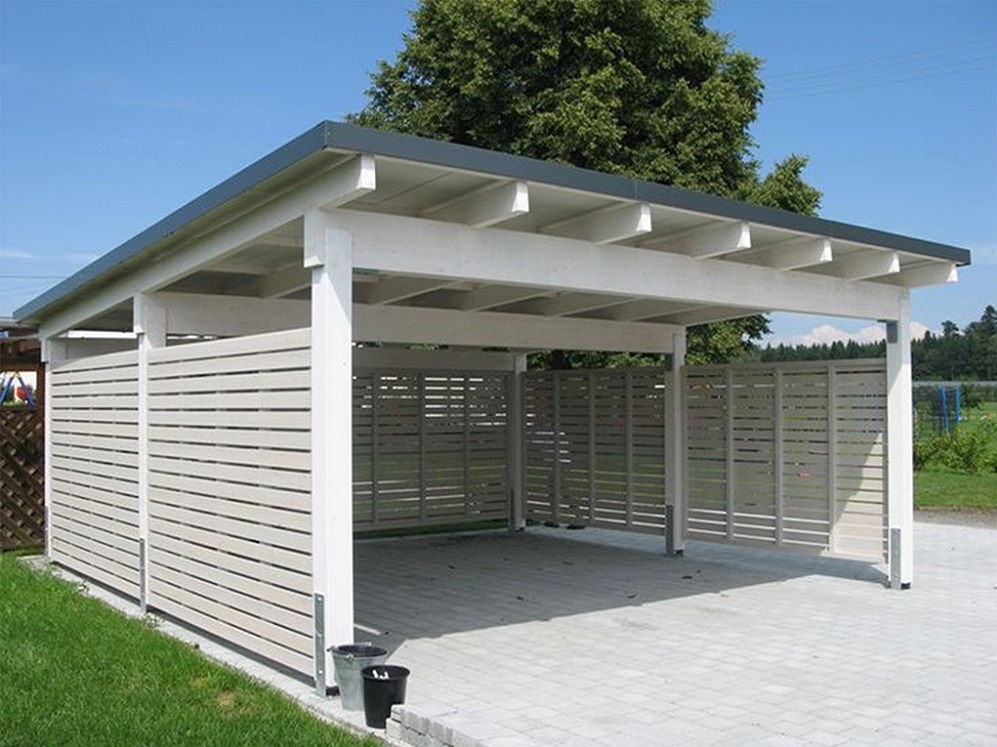 Drewniana wiata garażowa z szarym dachem i ażurowymi ścianami, widok z zewnątrz na kostkę brukową i dwa wiadra.