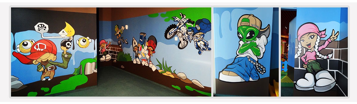 Kolorowe, kreskówkowe malowidła na ścianach w pokoju dziecięcym, przedstawiające postacie z gier i motywy sportowe, obejmujące całą powierzchnię ścian.