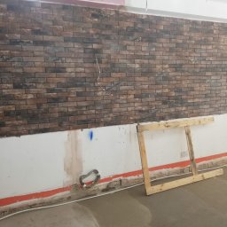 Wykonanie ściany z imitacji kamienia.