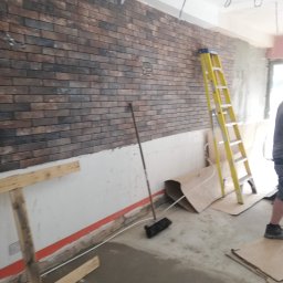 Wykonanie ściany z imitacji kamienia.