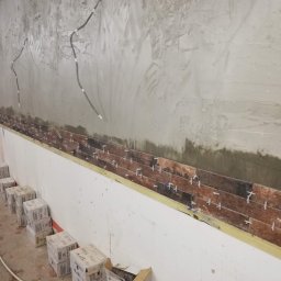 Wykonanie ściany z imitacji kamienia.