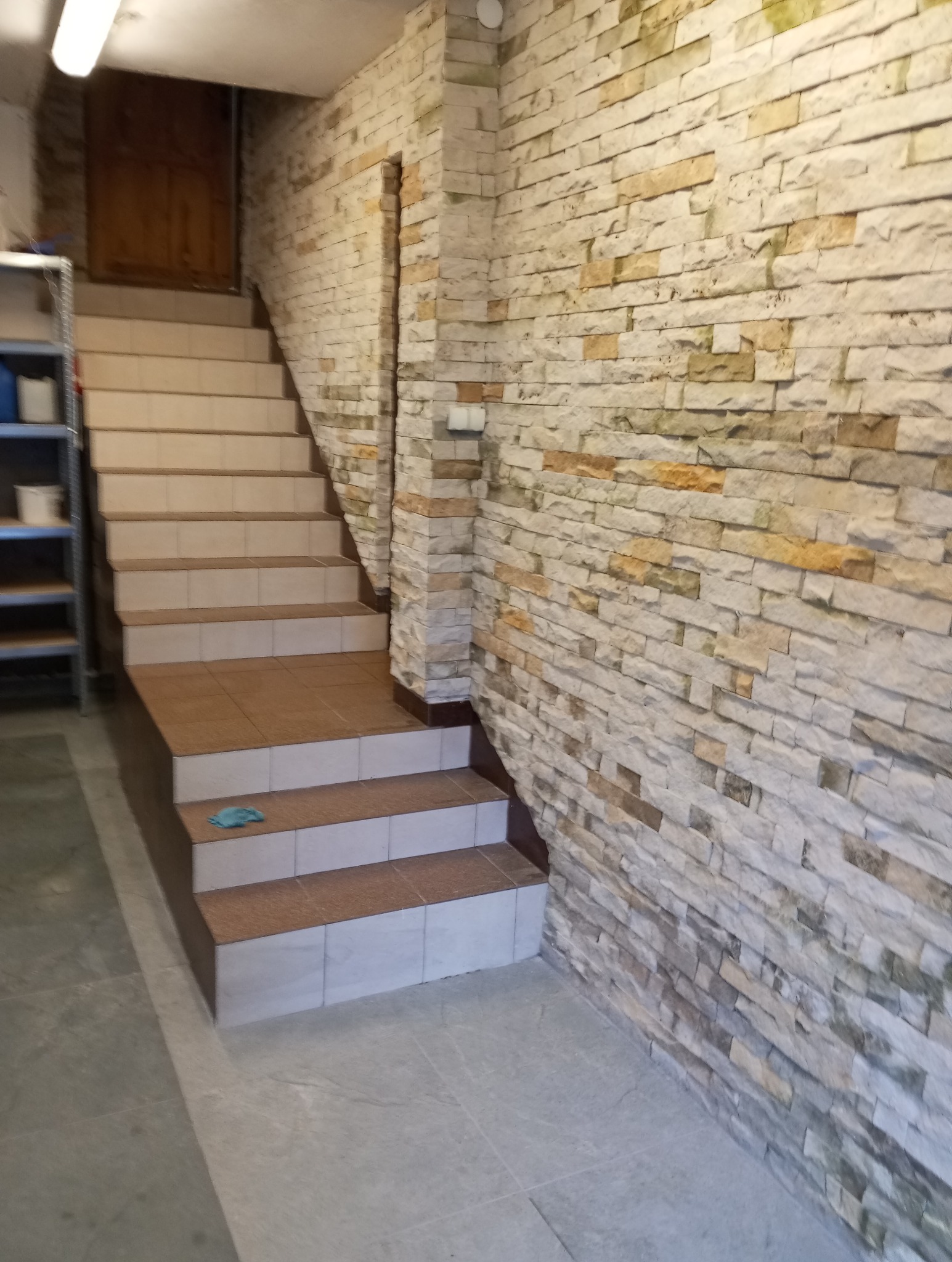 Wykonanie ścian z kamienia piaskowego.