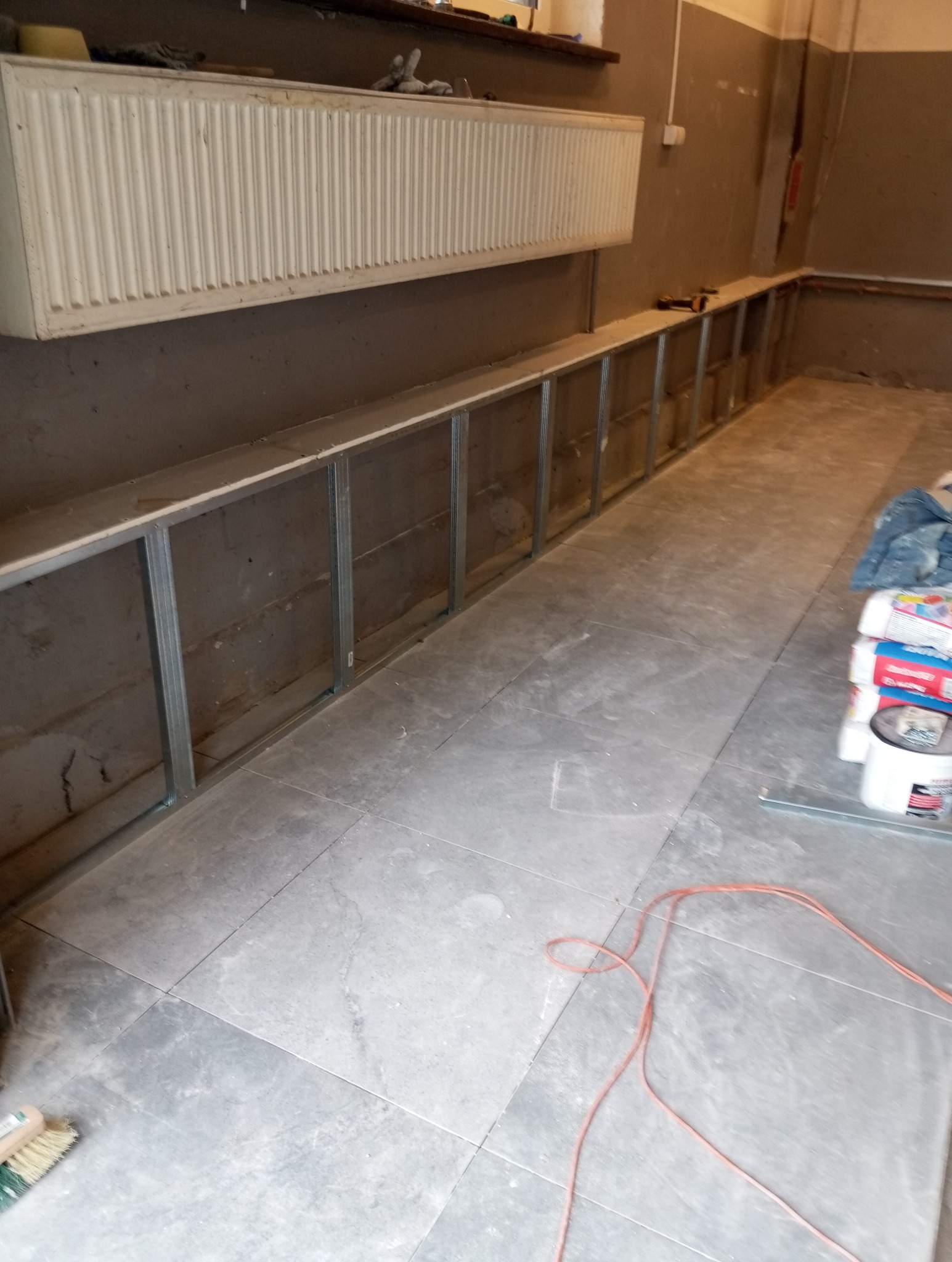 Zabudowa, wyprowadzenie ścian oraz ułożenie płytkę na podłodze, ścianach i kanale.