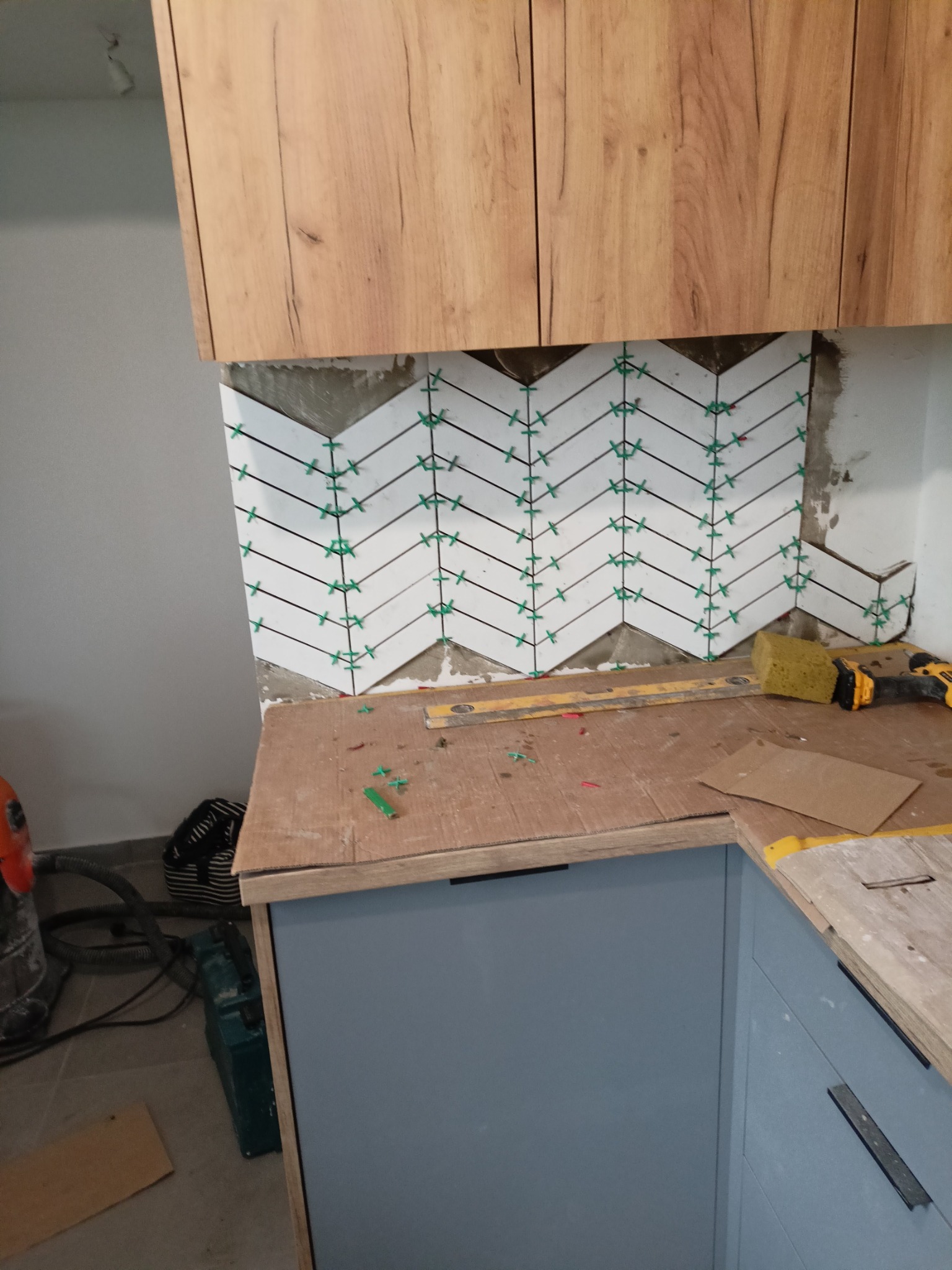 Wykonanie płytek 3D w nad blatem kuchennym.