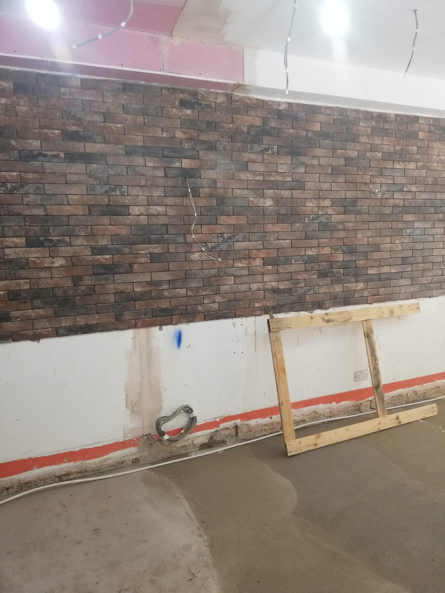 Wykonanie ściany z imitacji kamienia.