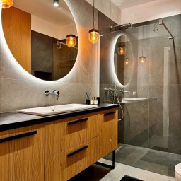 Architekt wnętrz - Małgorzata Juszkiewicz - Realizacja łazienki chłopców nastolatków utrzymana w odcieniach szarości.