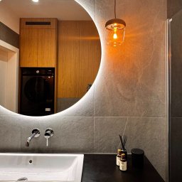 Architekt wnętrz - Małgorzata Juszkiewicz - Realizacja łazienki chłopców - nastolatków utrzymana w odcieniach szarości.