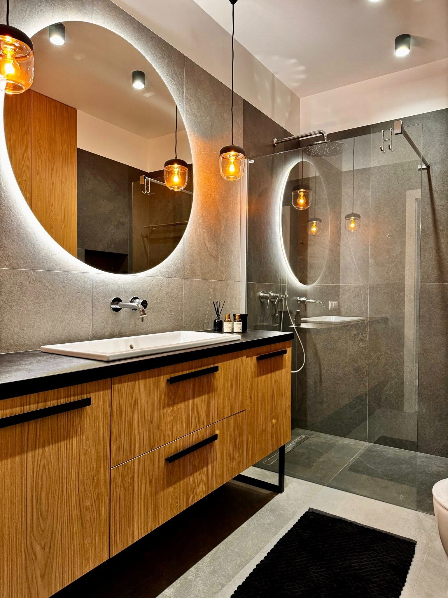 Realizacja łazienki chłopców nastolatków utrzymana w odcieniach szarości.