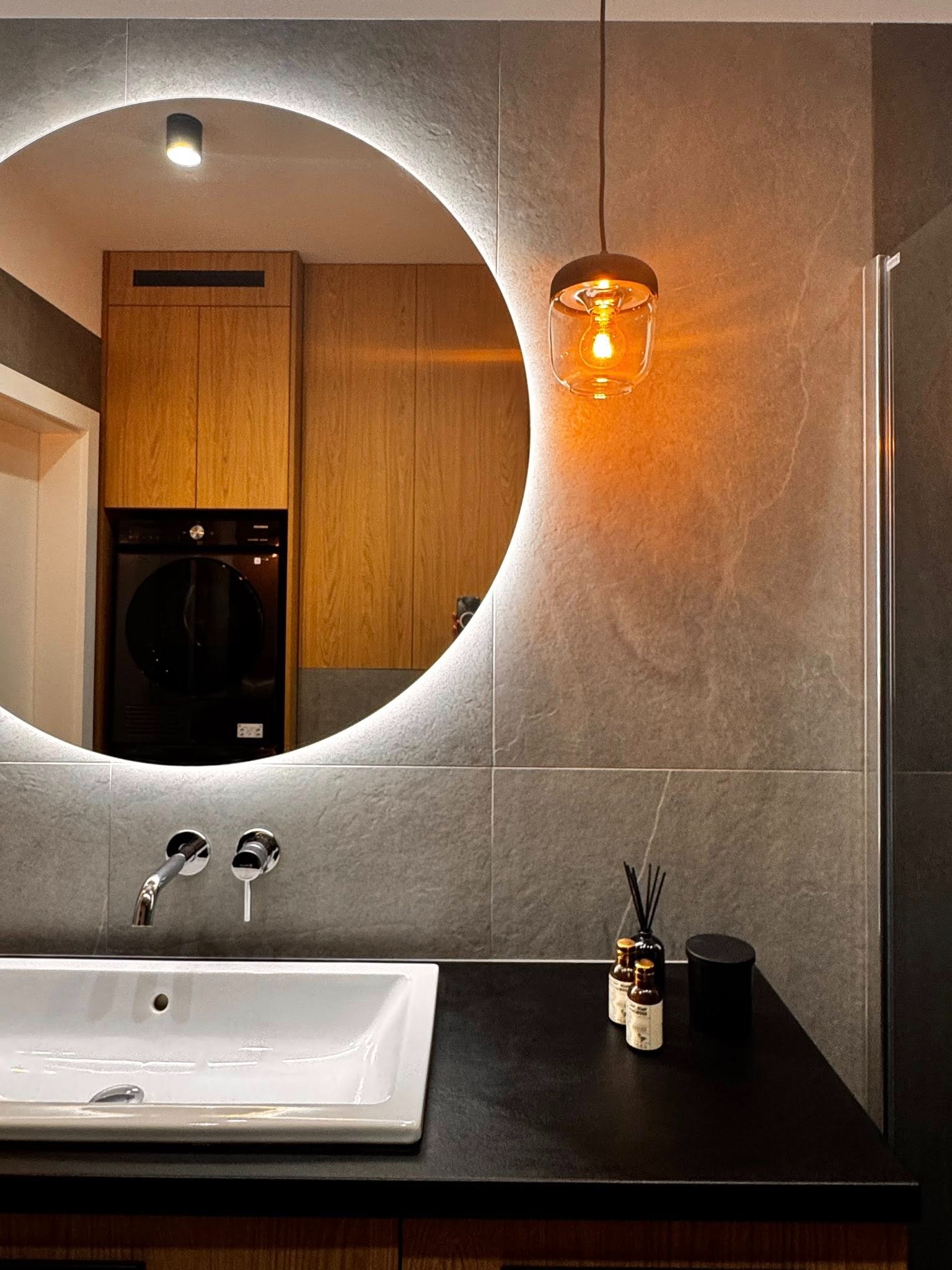 Realizacja łazienki chłopców - nastolatków utrzymana w odcieniach szarości.