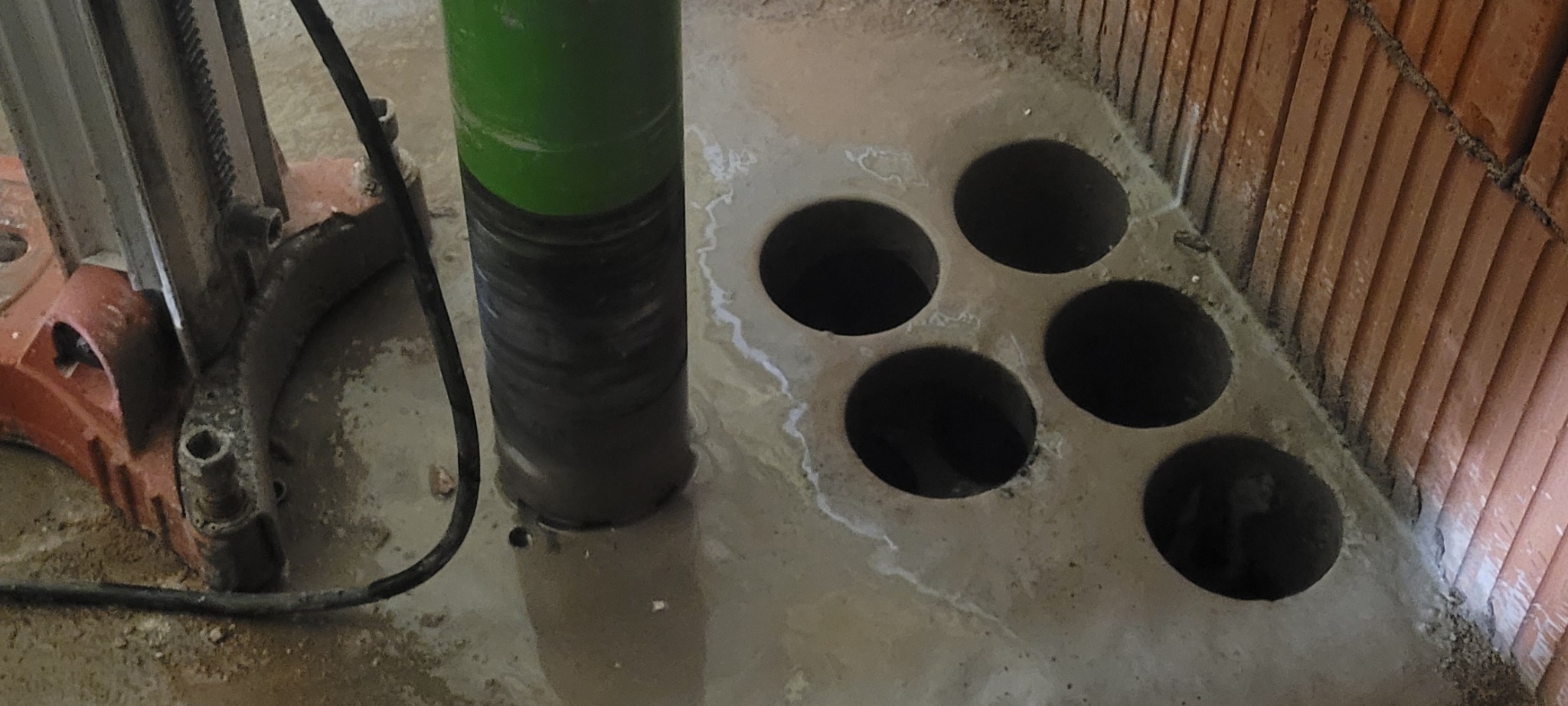 Przewierty w żelbetonowym stropie.