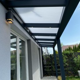 Krótkie zadaszenie  z oświetleniem w profilach 