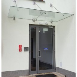 Expleo Sławomir Remiszewski - Daszek szklany nad wejściem