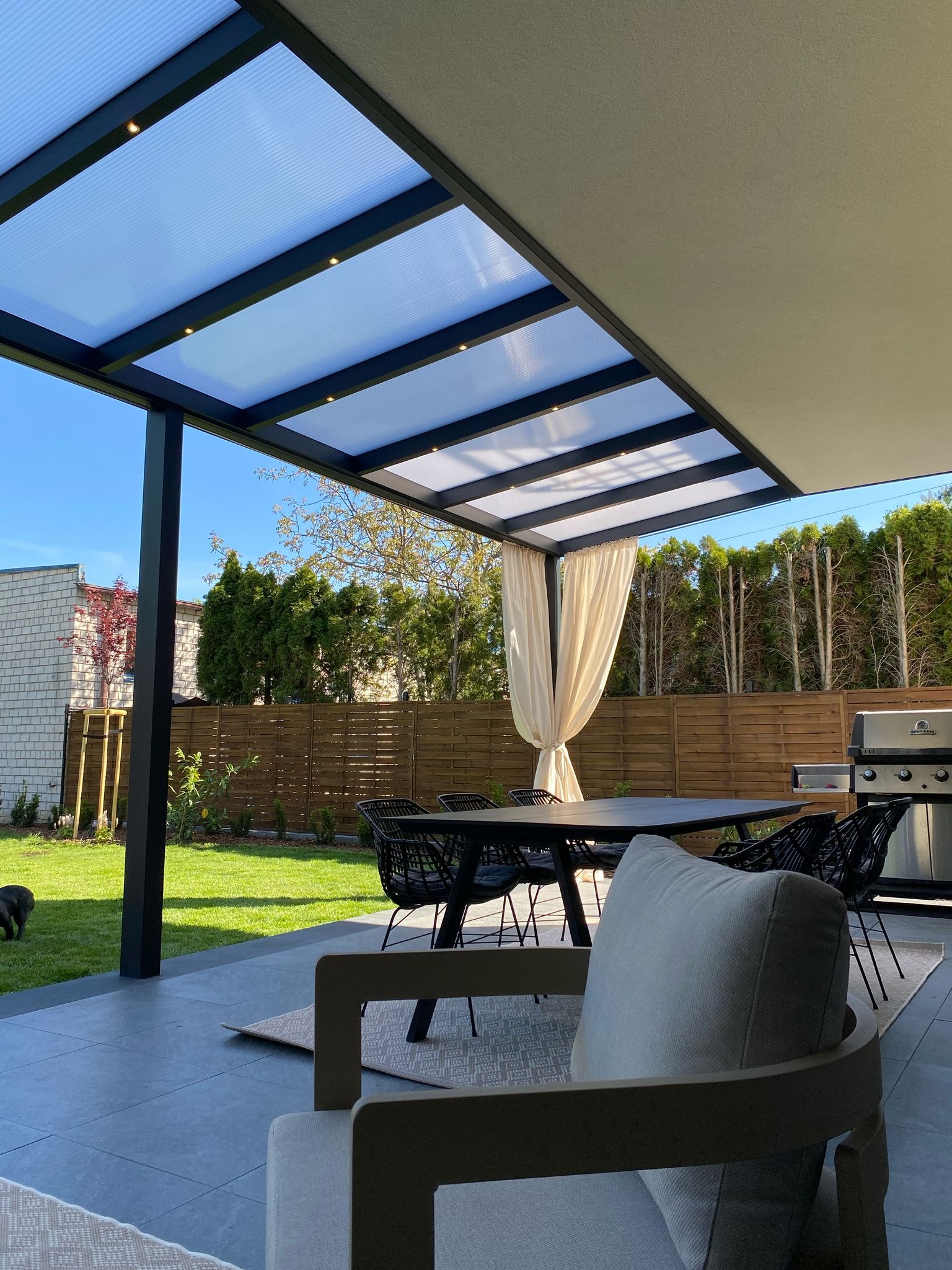 Zadaszenie tarasu, oświetlenie w profilach