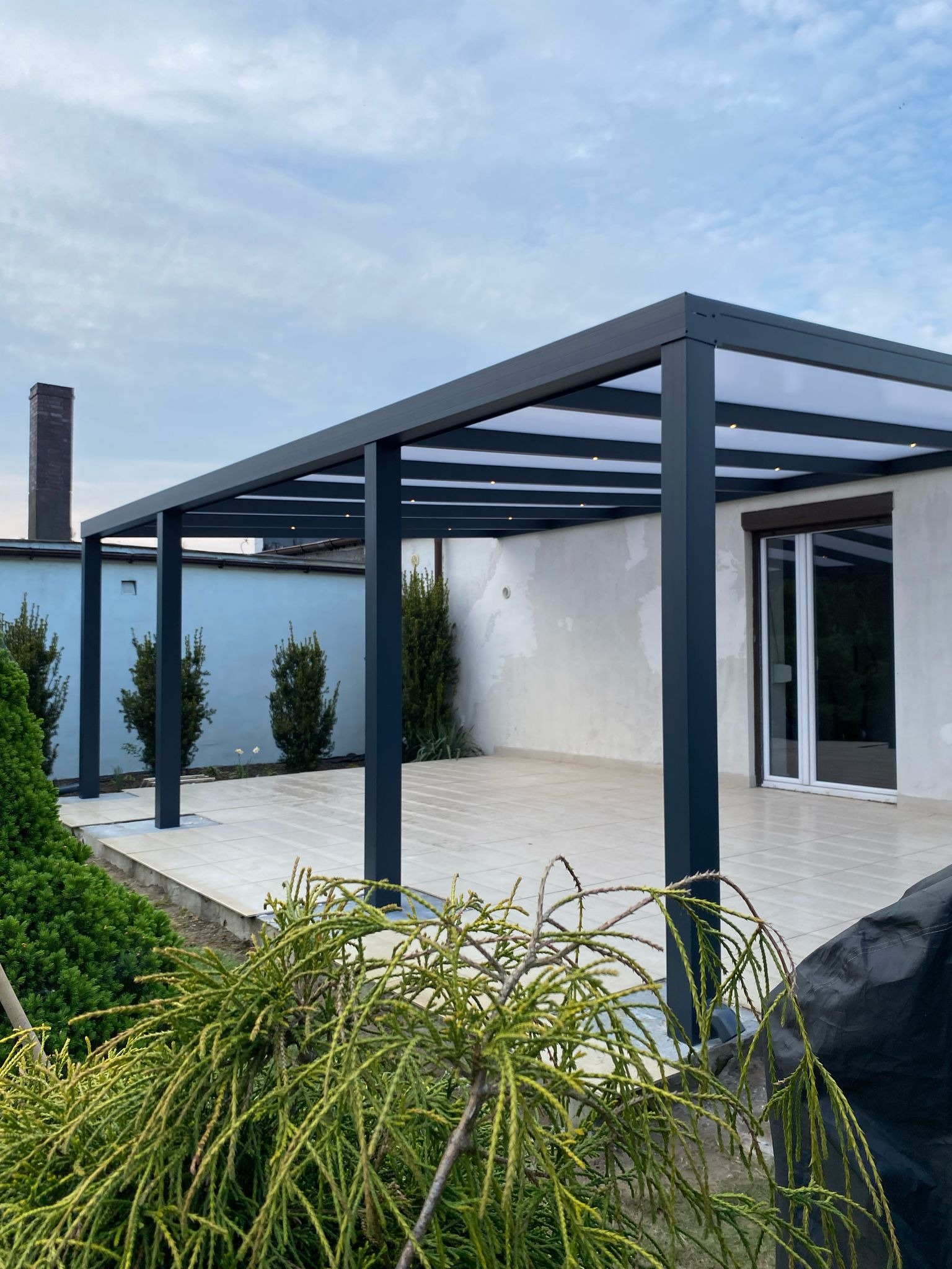 Pergola z oświetleniem w profilach