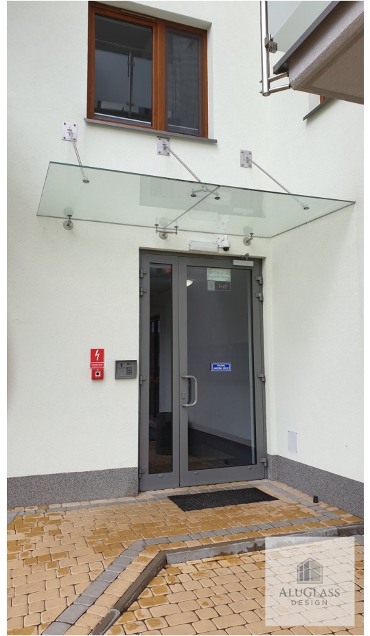 Daszek szklany nad wejściem