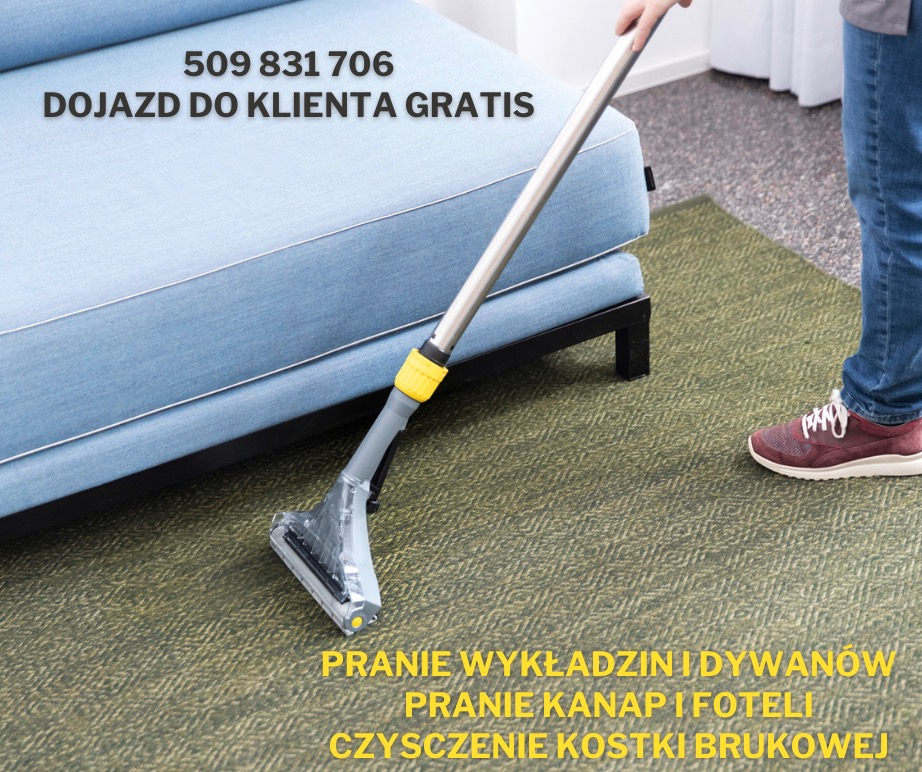 Czyszczenie niebieskiej sofy odkurzaczem piorącym na zielonym dywanie, widoczne buty osoby wykonującej usługę, w tle reklama z numerem telefonu i hasłem 'Dojazd do klienta gratis'.