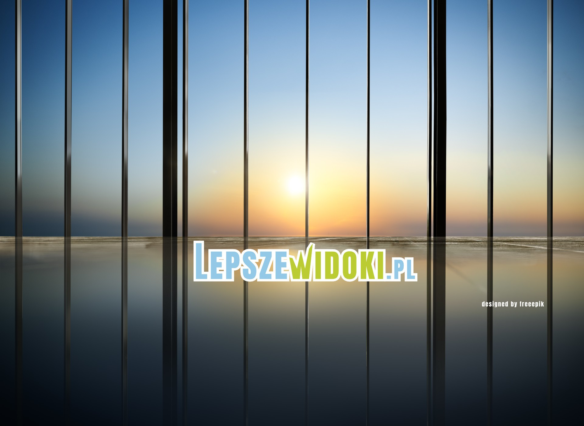 Wysokie okna biurowe z widokiem na zachód słońca, logo 'Lepszewidoki.pl' nałożone na szybę.