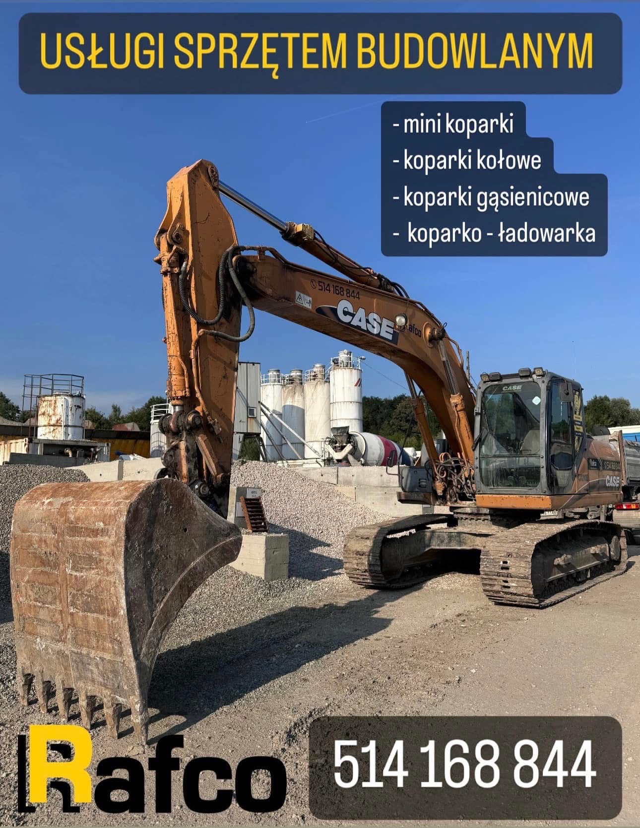 Pomarańczowa koparka gąsienicowa Case z dużym łyżką na tle placu budowy z betonowymi silosami i stertą żwiru, z widocznym logo firmy Rafco i numerem telefonu.