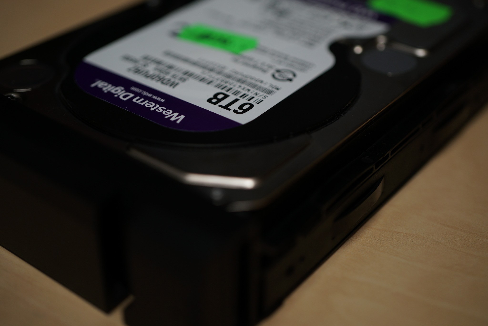 Dysk twardy Western Digital 6TB, widok z góry pod kątem, etykieta z informacjami o produkcie, delikatne oświetlenie.