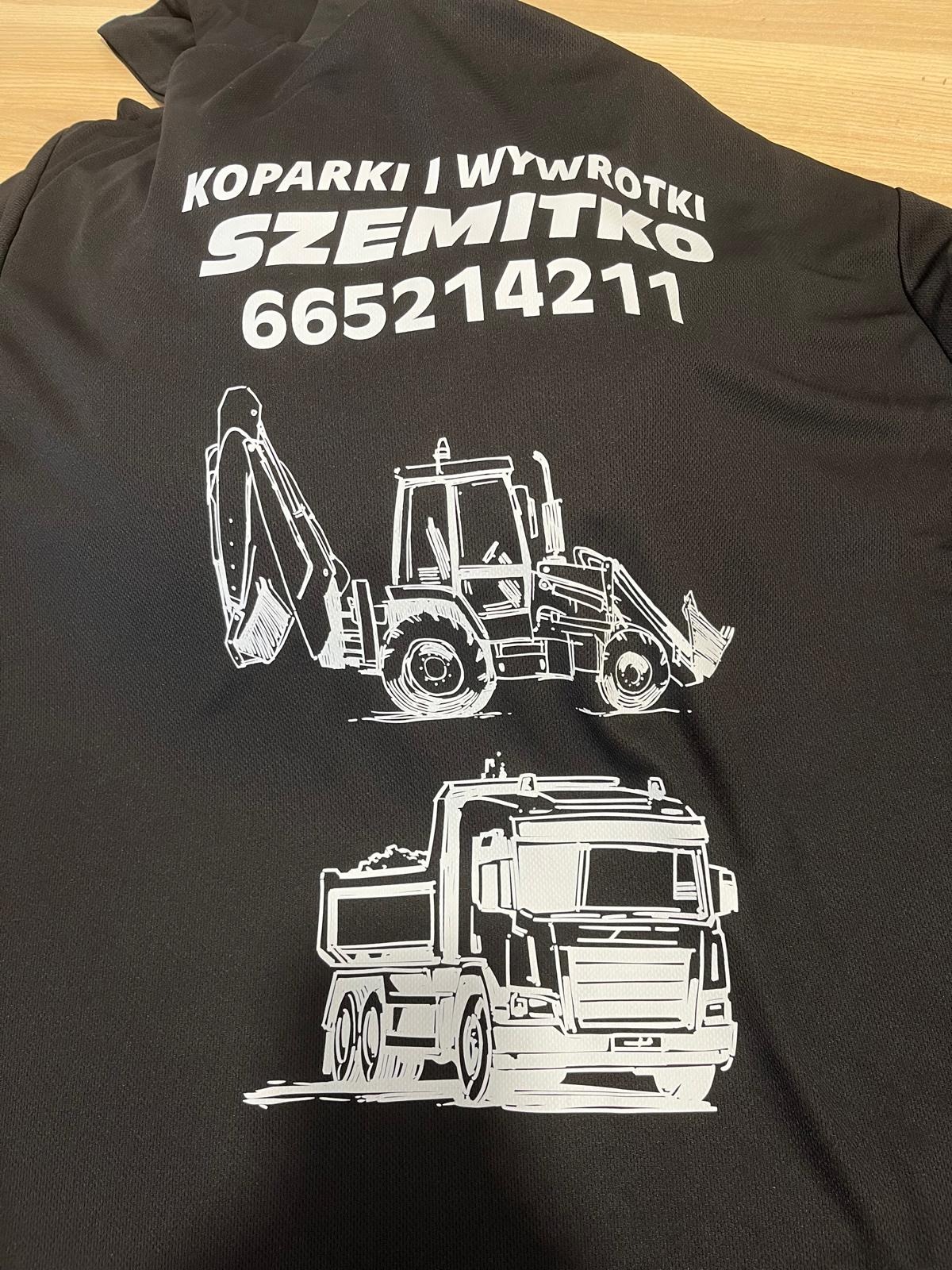 Czarna bluza z białym nadrukiem koparki, wywrotki, nazwy firmy 'SZEMITKO' i numeru telefonu