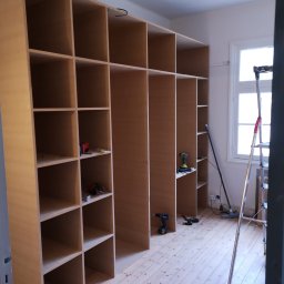 FIRMA HANDLOWO USŁUGOWA REVERSO Damian Wiecheć - Szafa na wymiar.