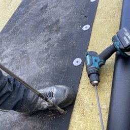 FIRMA HANDLOWO USŁUGOWA REVERSO Damian Wiecheć - Renowacja i hydroizolacja dachu membraną EPDM - kołkowanie membrany na wełnie oraz ocieplanie dachu płaskiego.