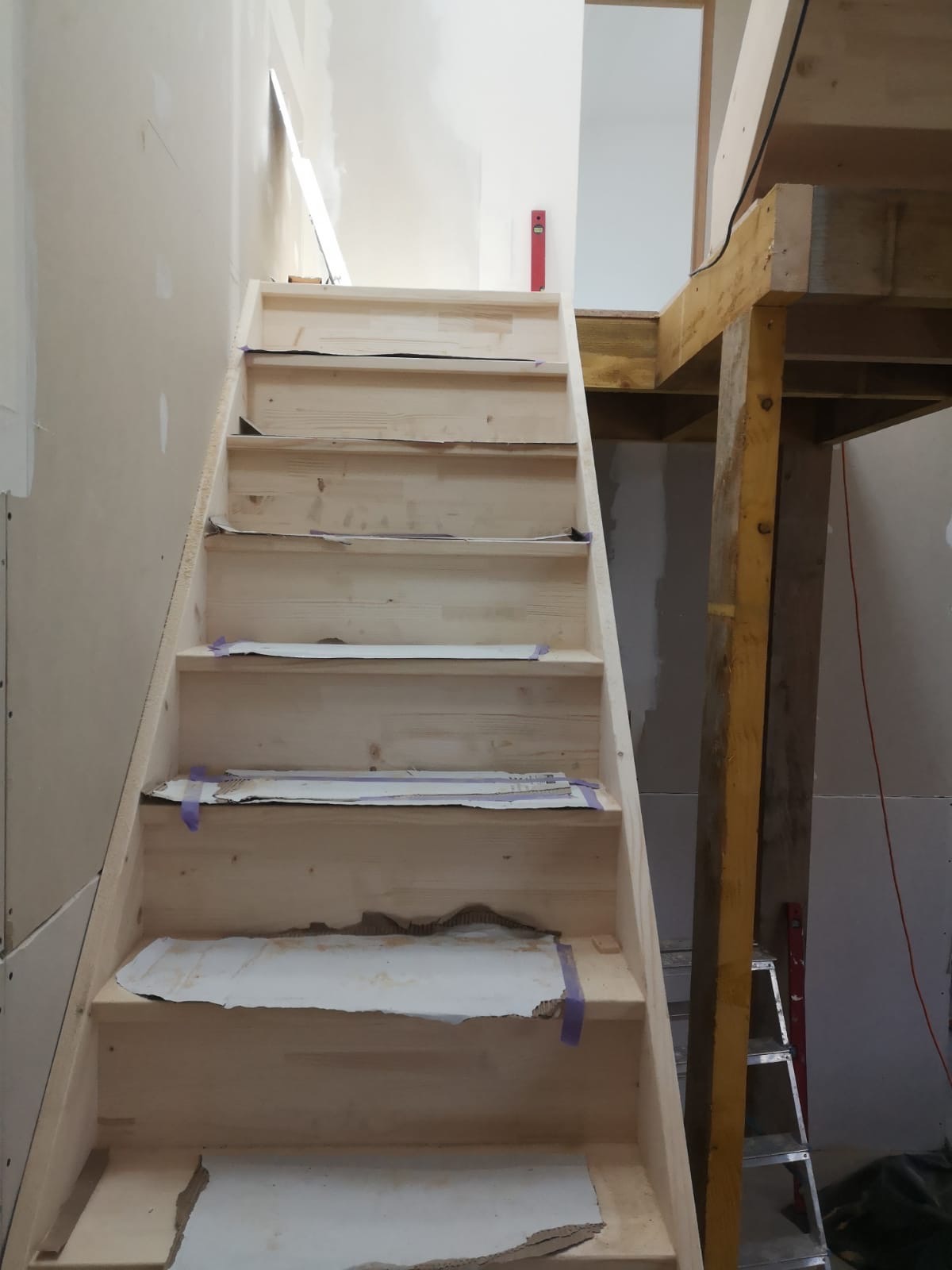 Montaż schodów drewnianych. Przygotowanie stropu.