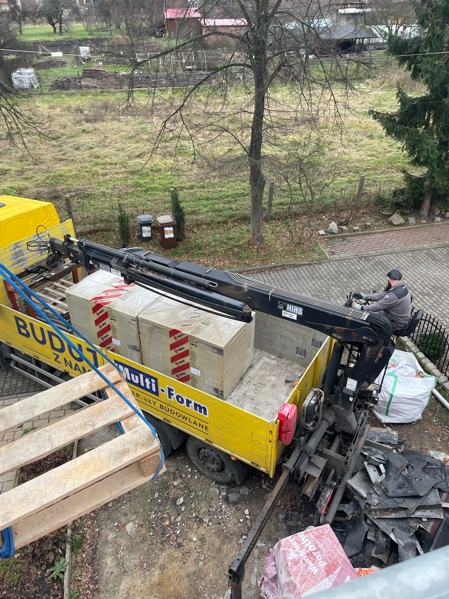 Dostawa wełny dachowej.