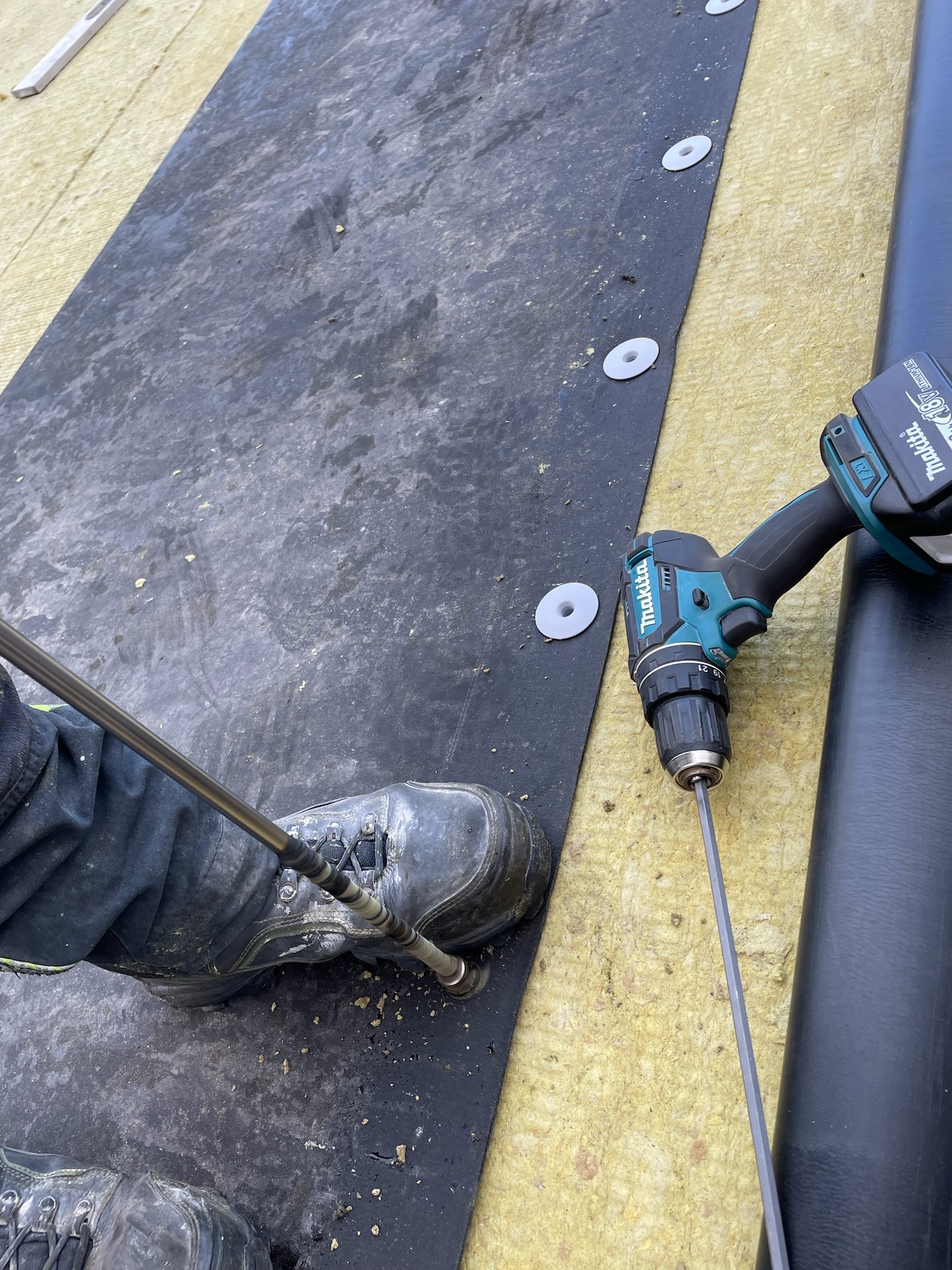 Renowacja i hydroizolacja dachu membraną EPDM - kołkowanie membrany na wełnie oraz ocieplanie dachu płaskiego.