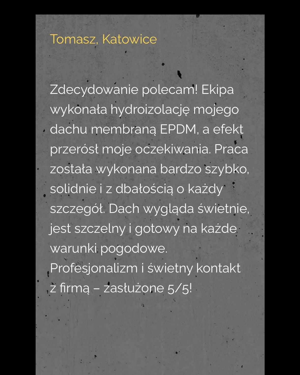 Tekstowa referencja od klienta z Katowic, Tomasz, na szarym tle, polecająca hydroizolację dachu membraną EPDM, z oceną 5/5 za profesjonalizm i kontakt.