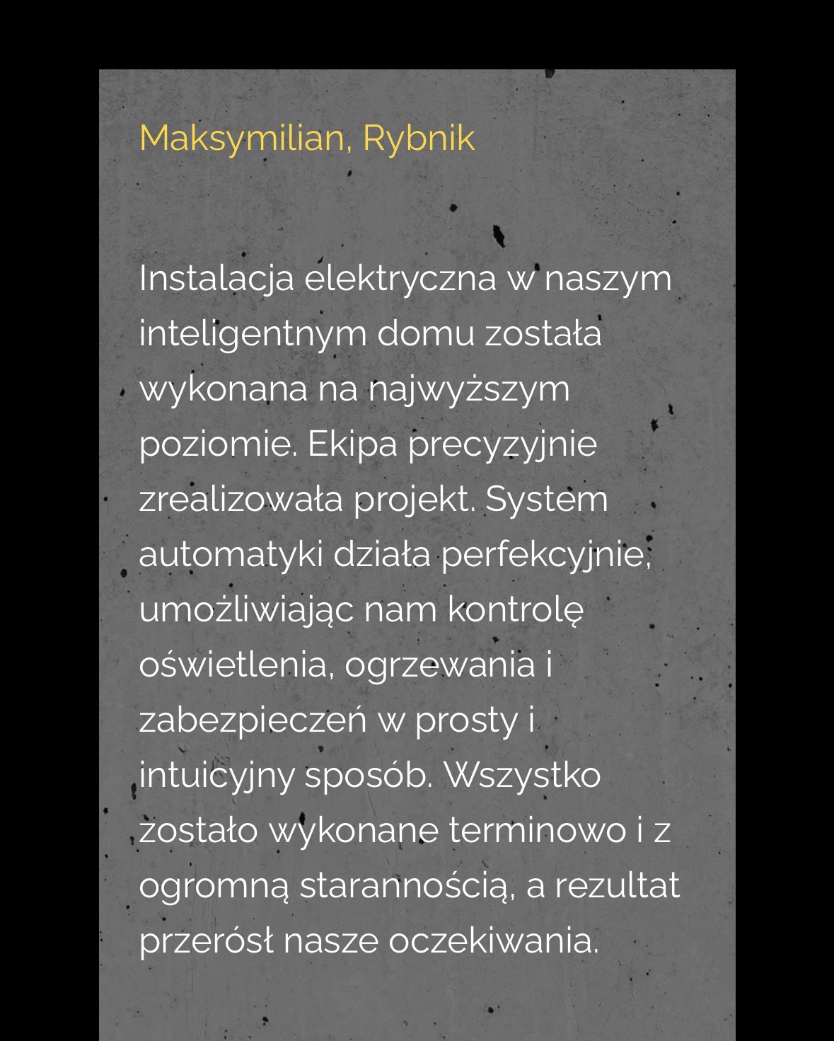 Tekst na szarym tle z informacją o instalacji elektrycznej w inteligentnym domu, wykonanej na najwyższym poziomie, zadowolony klient Maksymilian z Rybnika.