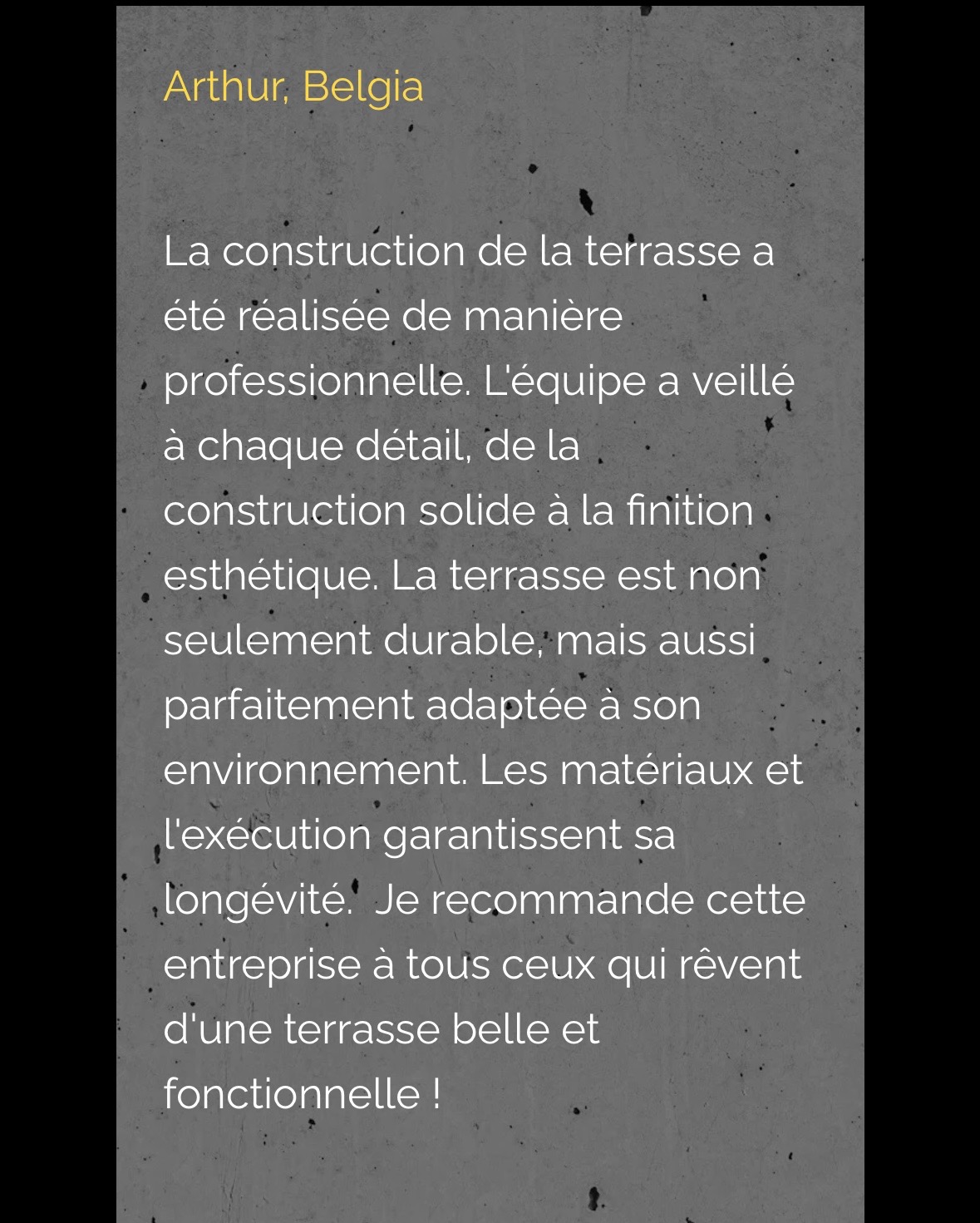 Tekst w języku francuskim na szarym tle, opisujący profesjonalne wykonanie tarasu, jego trwałość i estetykę, z rekomendacją firmy dla osób marzących o pięknym i funkcjonalnym tarasie.