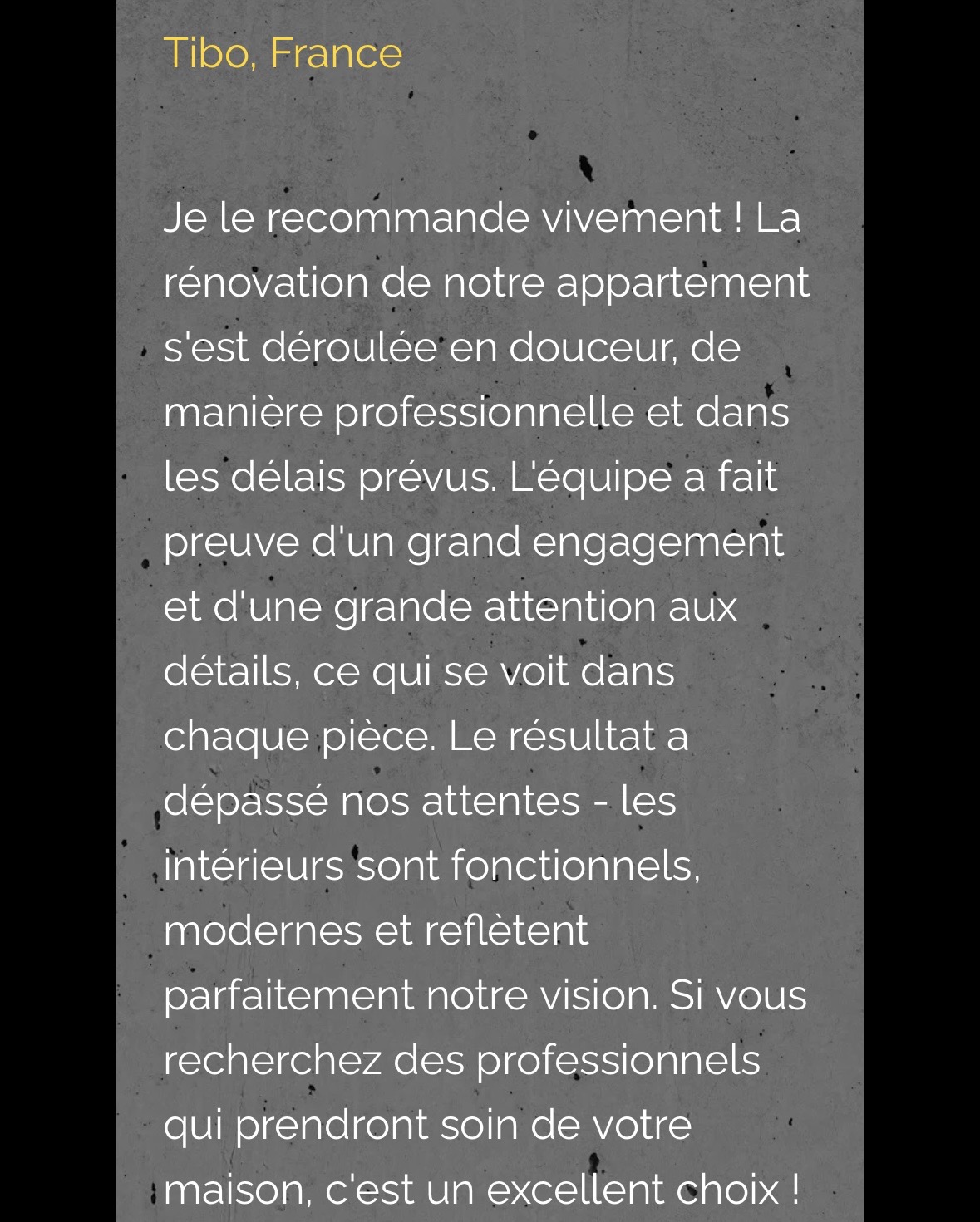 Tekst rekomendacji w języku francuskim dotyczący remontu mieszkania, podkreślający profesjonalizm, terminowość i dbałość o detale, zadowolenie klienta z funkcjonalnych i nowoczesnych wnętrz.