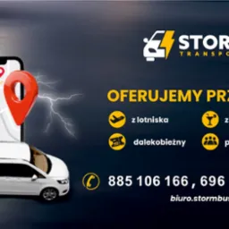 Grafika reklamowa firmy Stormbus Transport oferującej przewóz osób, z białym vanem na tle smartfona z mapą i pinezką, oraz informacjami kontaktowymi i hasłami reklamowymi.